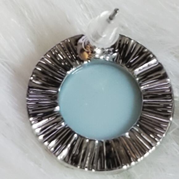 New Women's Silver-Tone Wave Circle Stud Earrings - Picture 4 of 4